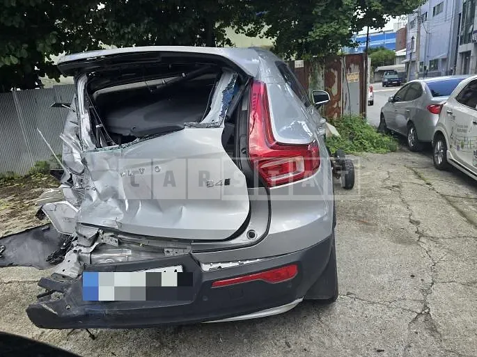 Photo 2 of 2: 2023 Volvo XC40B4 AWD — Korean insurance auction