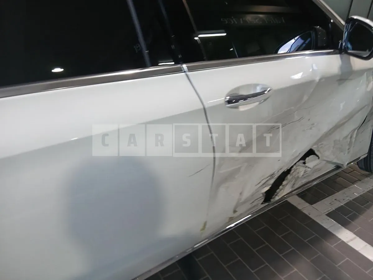 Photo 2 of 28: 2017 Mercedes-Benz E220 d — Korean insurance auction