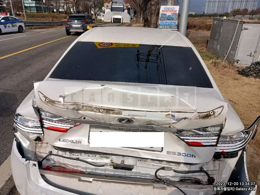 Photo 2 of 5: 2015 Lexus ES300h, VIN JTHBW1GG2F2096841 — Korean insurance auction