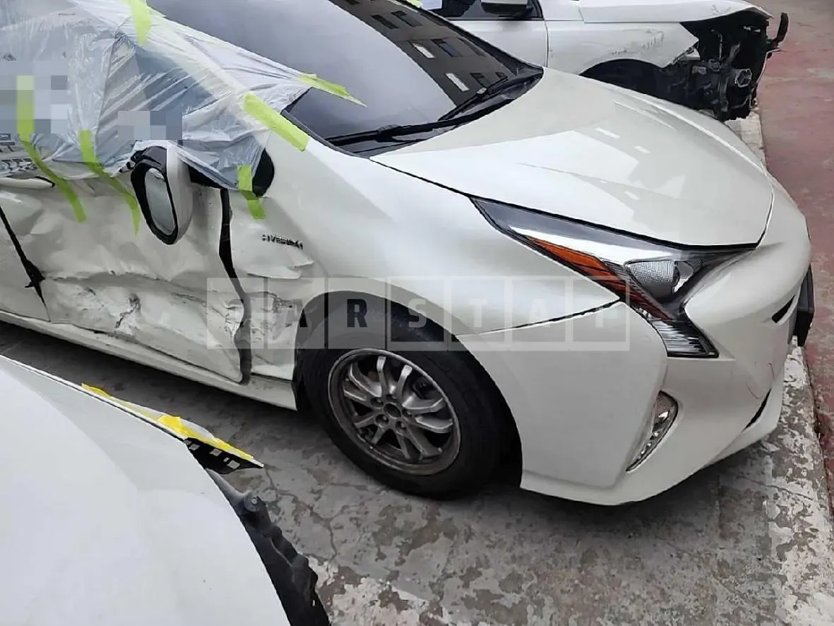 Photo 2 of 13: 2016 Toyota Prius — Korean insurance auction