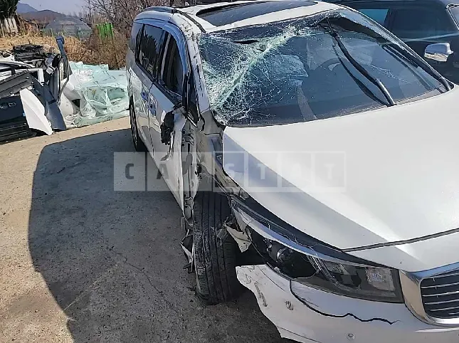 Photo 2 of 16: 2016 Kia Carnival, VIN KNAMC81ABGS162609 — Korean insurance auction