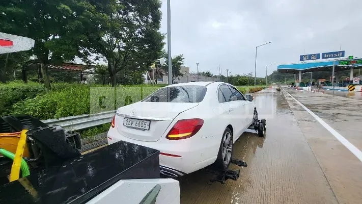 Photo 2 of 12: 2019 Mercedes-Benz E220d, VIN WDDZF0EB1KA582841 — Korean insurance auction