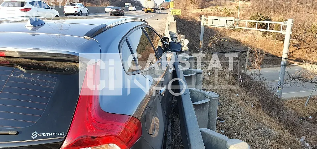 Photo 2 of 4: 2018 Volvo V40CCD3, VIN YV1MZ79K0J2155219 — Korean insurance auction