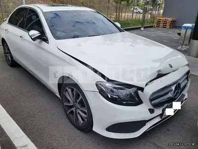 Photo 1 of 18: 2019 Mercedes-Benz E300 4Matic, VIN WDDZF4KB3KA609159 — Korean insurance auction