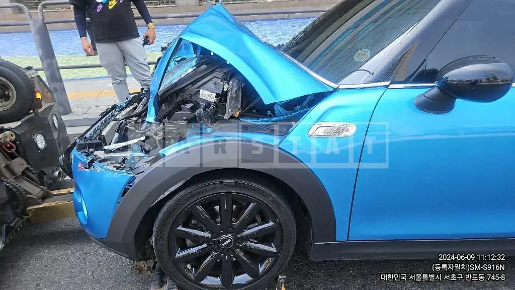 Photo 2 of 9: 2019 MINI Cooper S — Korean insurance auction