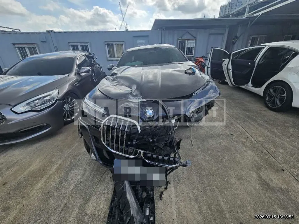 Photo 2 of 13: 2023 BMW 740i — Korean insurance auction