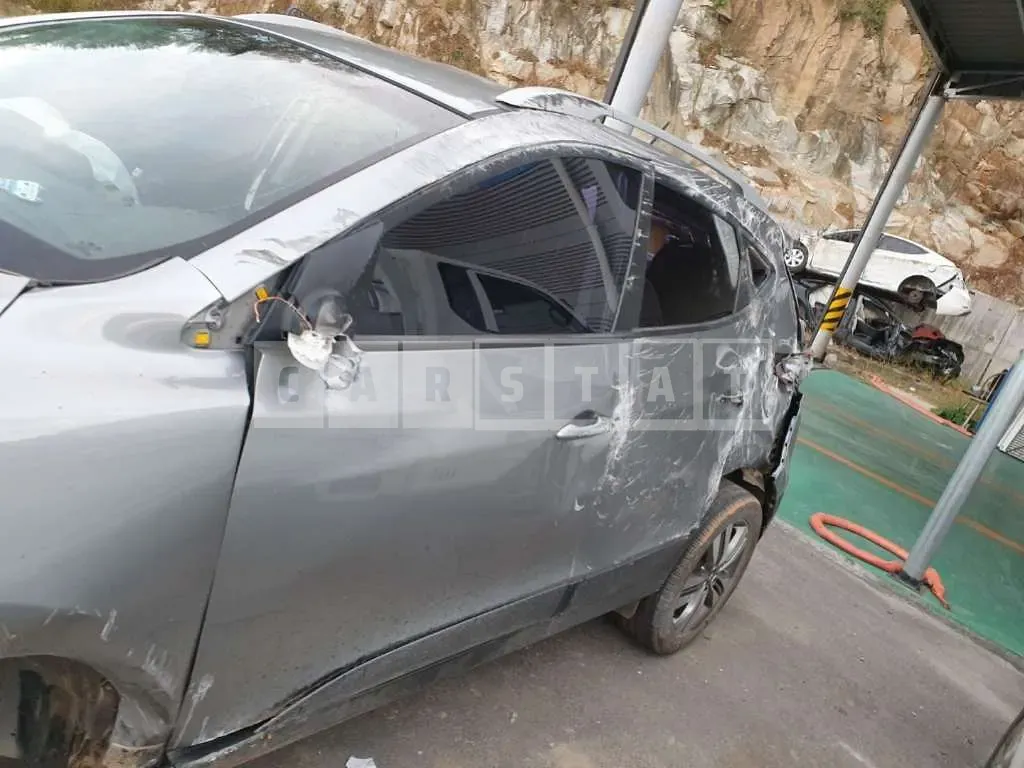 Photo 2 of 8: 2015 Hyundai Tucson, VIN KMHJT81VBFU932757 — Korean insurance auction
