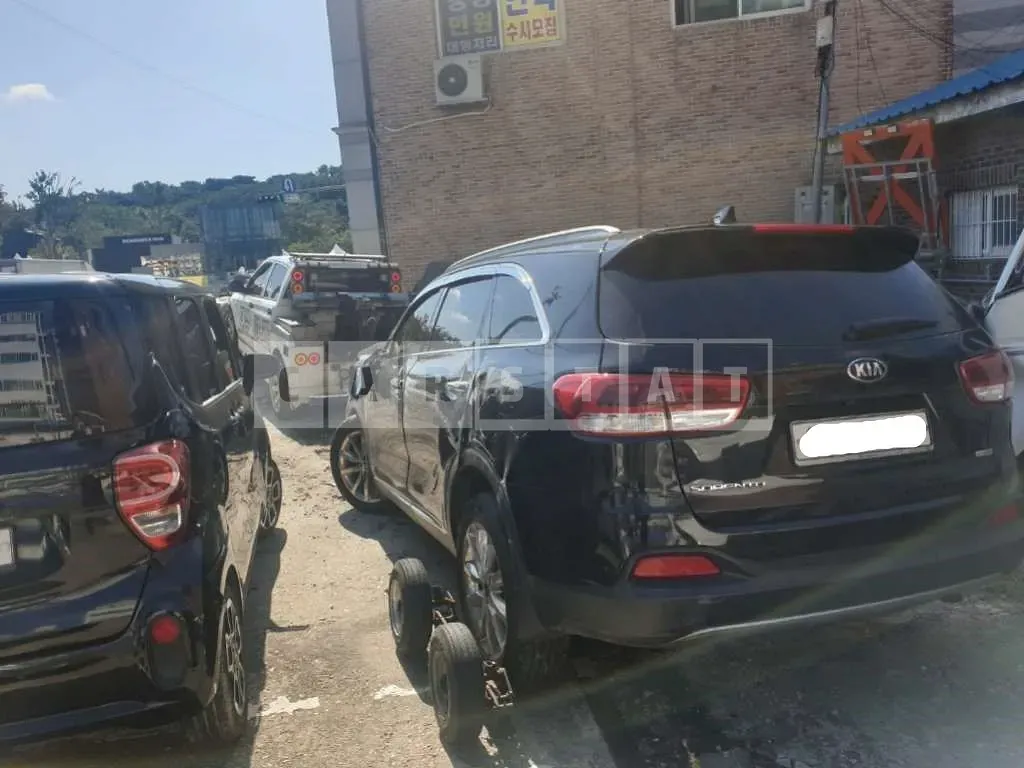 Photo 2 of 6: 2017 Kia Sorento, VIN KNAPH81ABHA331246 — Korean insurance auction