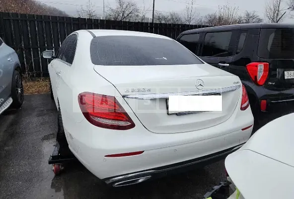 Photo 2 of 24: 2018 Mercedes-Benz E220 d 4Matic, VIN WDDZF0FBXJA404696 — Korean insurance auction