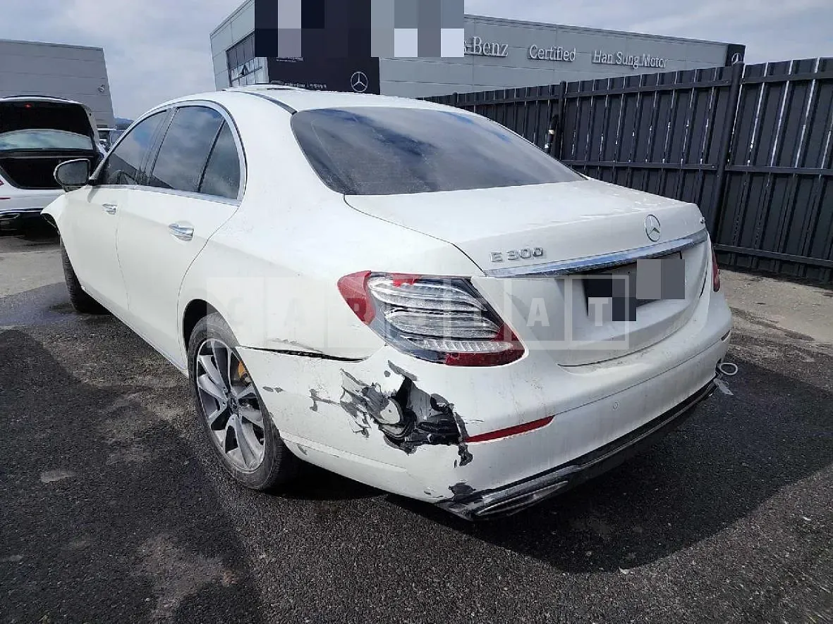 Photo 2 of 32: 2019 Mercedes-Benz E300 4Matic, VIN WDDZF4KB7KA648062 — Korean insurance auction