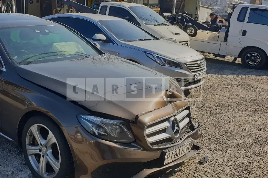 Photo 2 of 9: 2017 Mercedes-Benz E220 d, VIN WDDZF0EB8HA043156 — Korean insurance auction