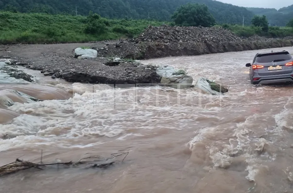 Photo 3 of 3: 2017 Hyundai Santa Fe, VIN KMHSW81UBHU703225 — Korean insurance auction