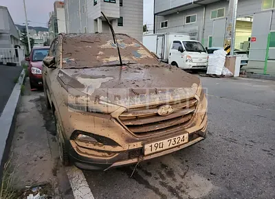 Photo 1 of 7: 2016 Hyundai Tucson, VIN KMHJ3815GGU000596 — Korean insurance auction
