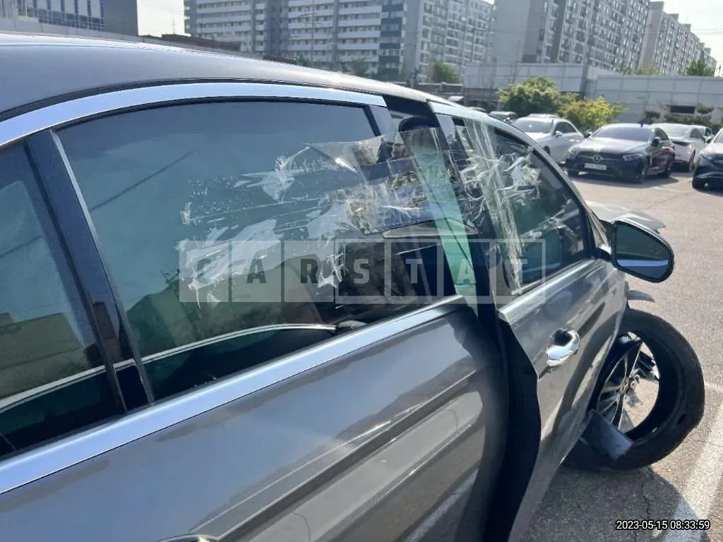 Photo 2 of 19: 2019 Mercedes-Benz E 300 4Matic, VIN WDDZF4KB8KA576708 — Korean insurance auction