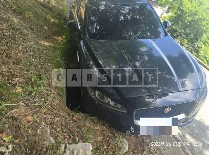 Photo 2 of 15: 2018 Jaguar F-Pace 20d — Korean insurance auction