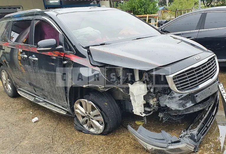 Photo 2 of 12: 2015 Kia Carnival, VIN KNAMC81ABFS003699 — Korean insurance auction