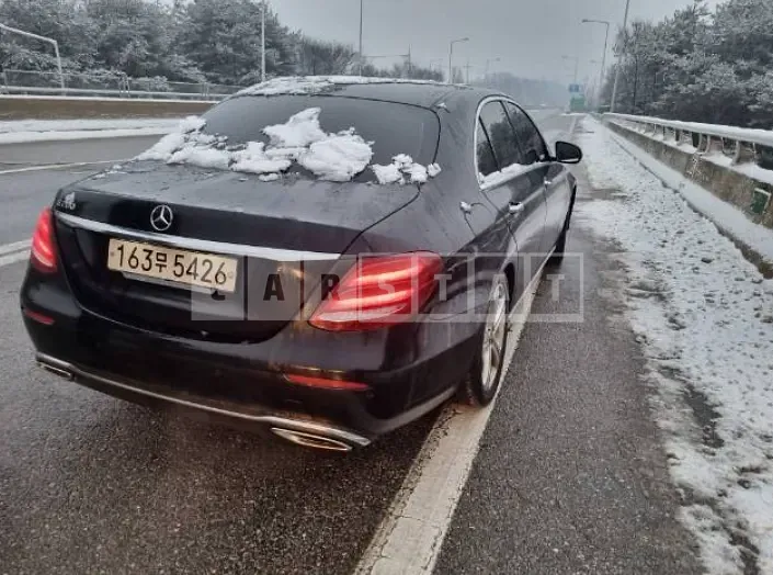 Photo 2 of 10: 2018 Mercedes-Benz E 200, VIN WDDZF4CB2JA343677 — Korean insurance auction