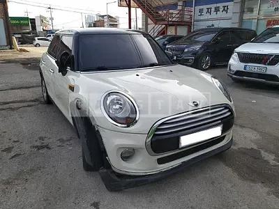 Photo 1 of 33: 2015 MINI Cooper D Five-Door, VIN WMWXT3109F2B74040 — Korean insurance auction