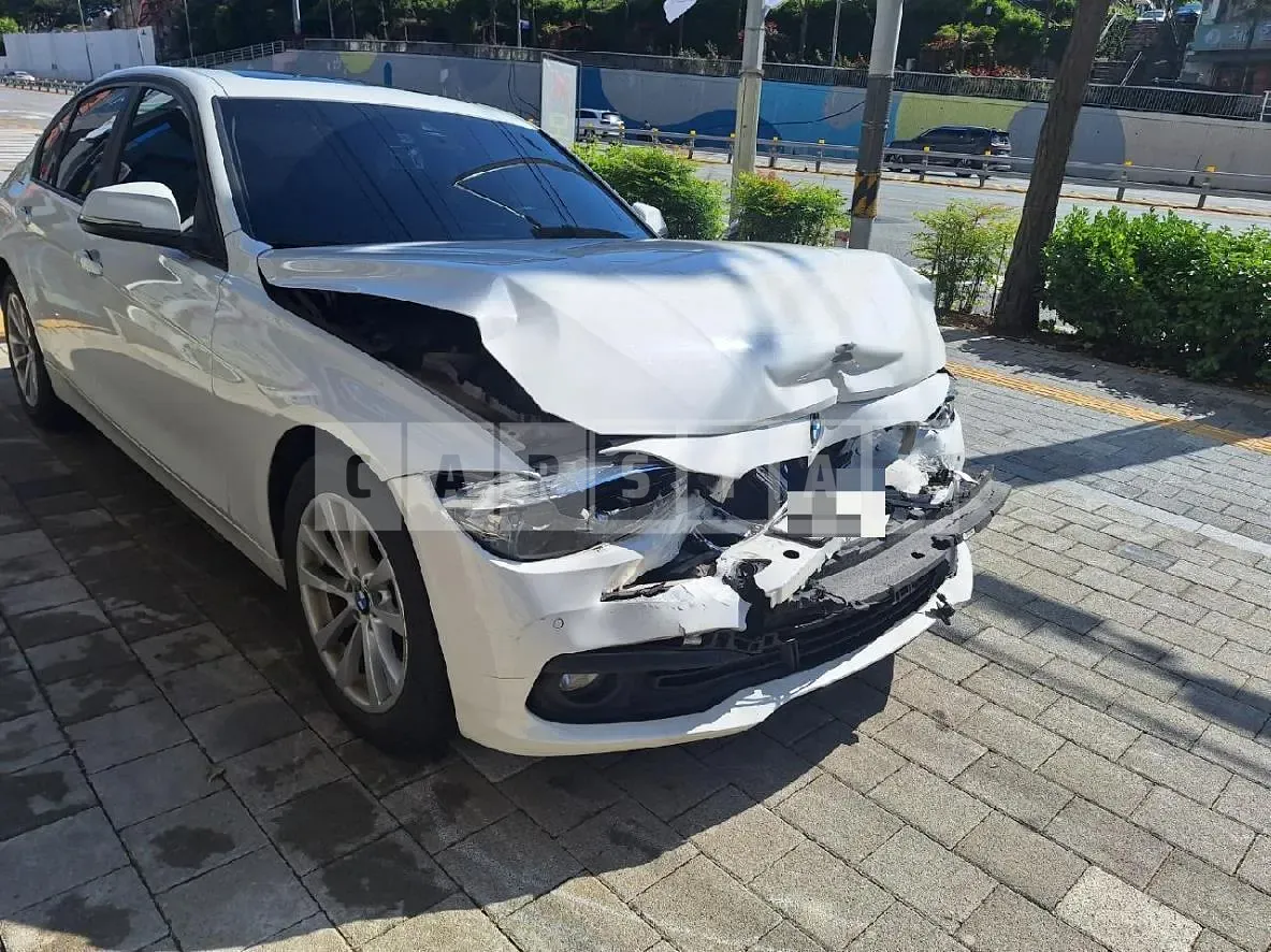 Photo 2 of 18: 2017 BMW 320d — Korean insurance auction