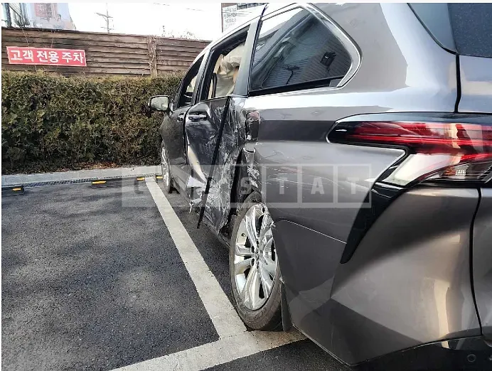 Photo 2 of 10: 2022 Toyota Sienna Hybrid 2WD, VIN 5TDGRKEC5NS102644 — Korean insurance auction