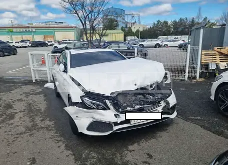 Photo 2 of 26: 2020 Mercedes-Benz E300e 4Matic, VIN WDDZF5EB4LA746730 — Korean insurance auction