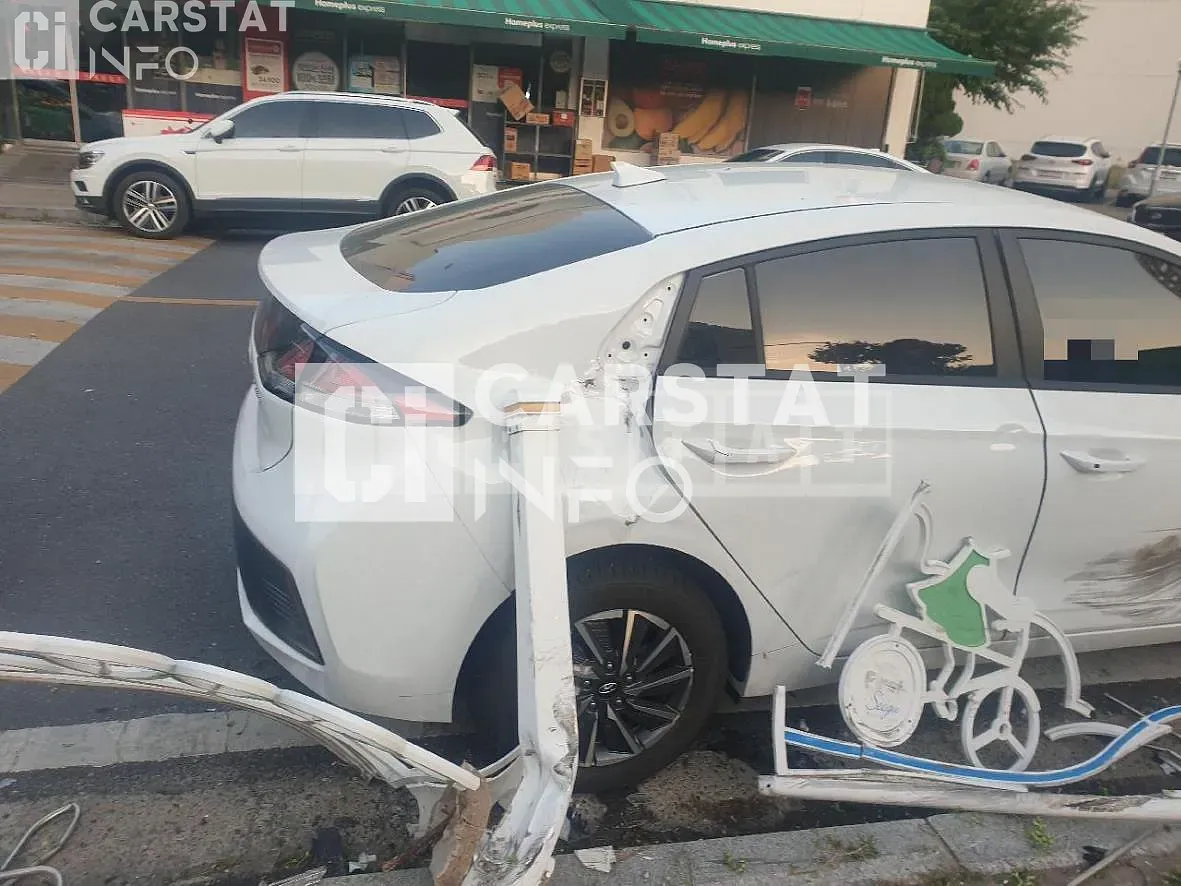 Photo 2 of 8: 2020 Hyundai Modern Ionic Electric, VIN KMHC851JFLU075324 — Korean insurance auction