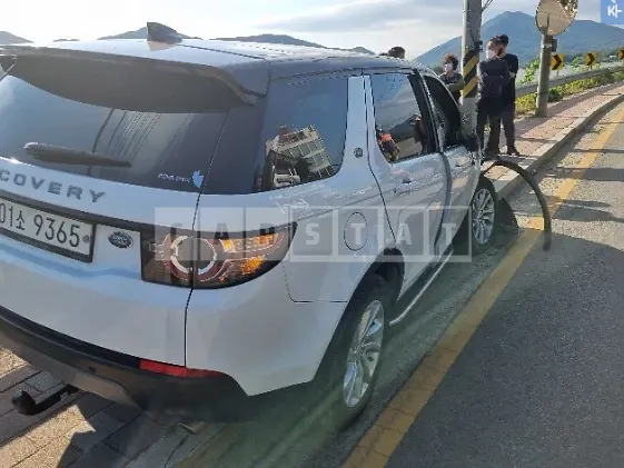 Photo 2 of 5: 2018 Land Rover Discovery Sports 2.0d, VIN SALCA2BN7JH750988 — Korean insurance auction