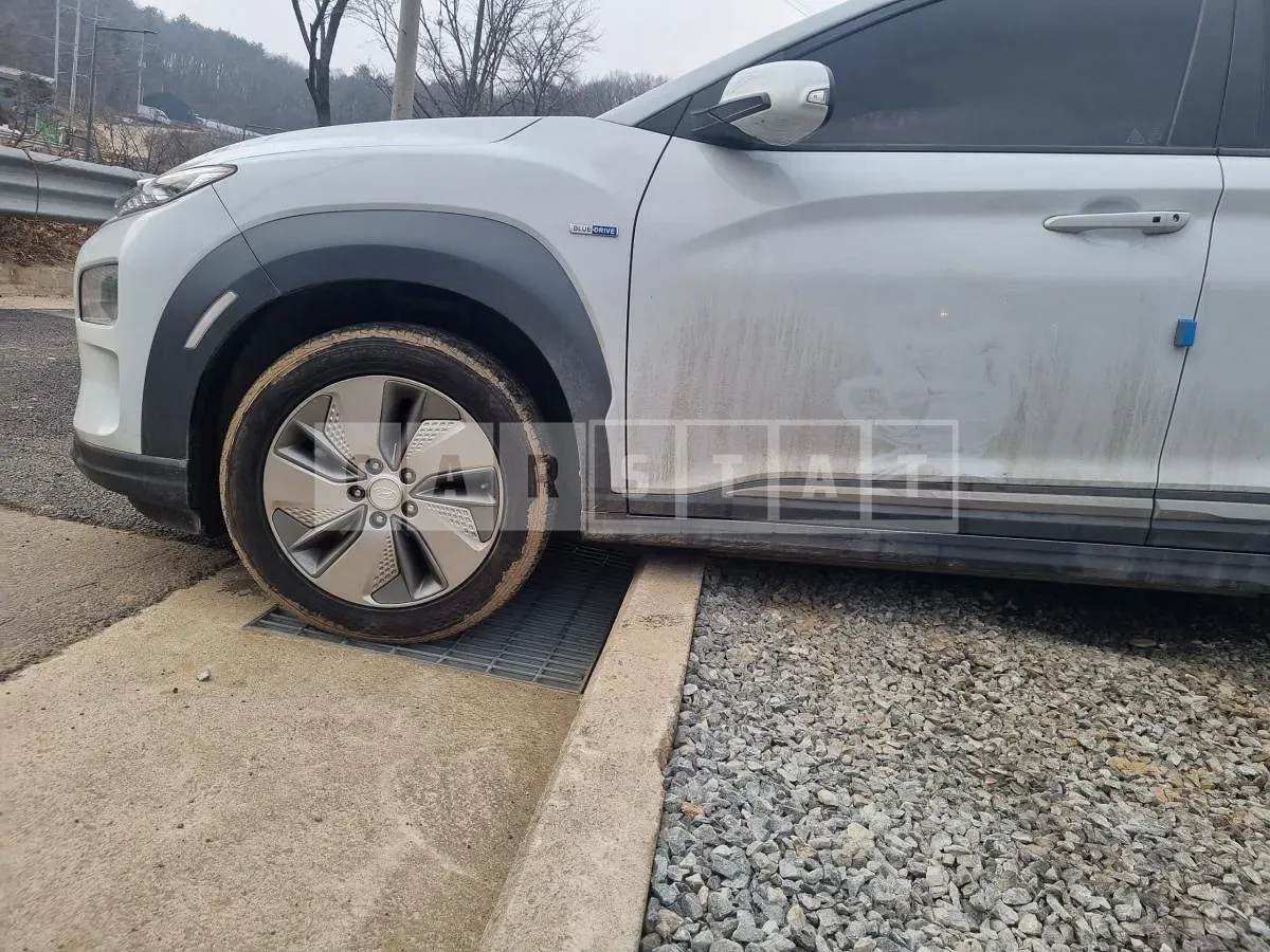 Photo 2 of 5: 2020 Hyundai Kona Electric Car — Korean insurance auction