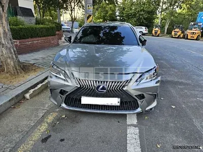 Photo 1 of 26: 2021 Lexus ES300h, VIN JTHBA1C13M2000745 — Korean insurance auction