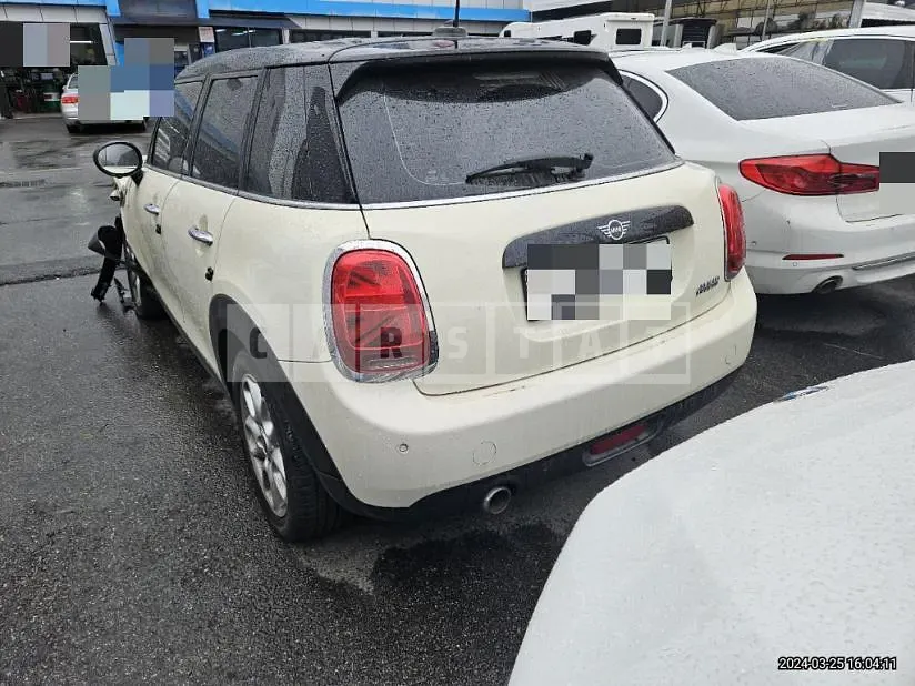 Photo 2 of 22: 2018 MINI Cooper Five-Door, VIN WMWXU1103K2H34243 — Korean insurance auction