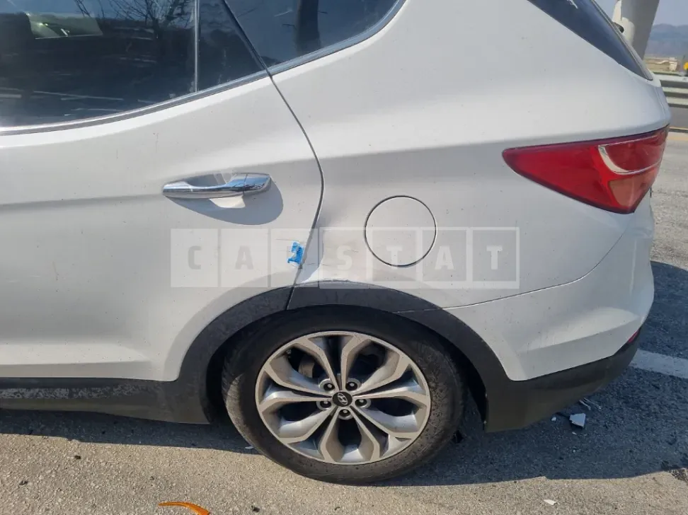Photo 2 of 4: 2014 Hyundai Santa Fe, VIN KMHSW81UBFU367182 — Korean insurance auction