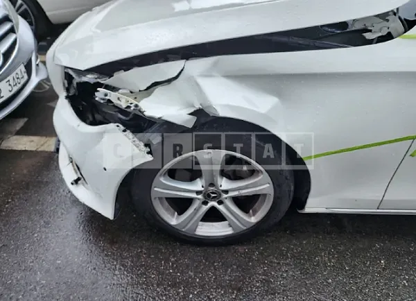 Photo 2 of 9: 2018 Mercedes-Benz E 200, VIN WDDZF4CBXJA300527 — Korean insurance auction