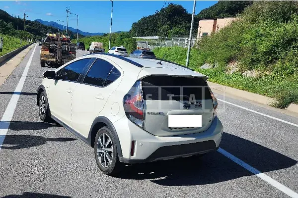 Photo 2 of 2: 2021 Toyota Prius C — Korean insurance auction