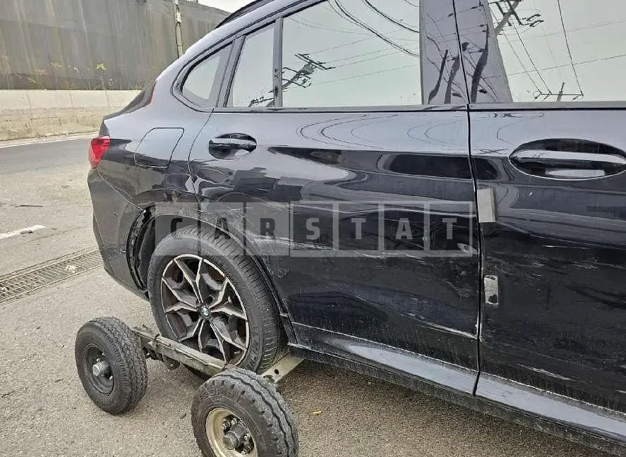 Photo 2 of 31: 2023 BMW X4 xDrive20i — Korean insurance auction