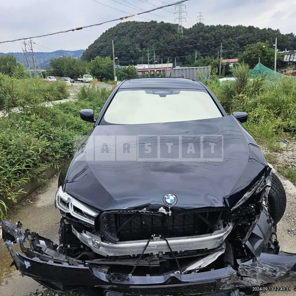 Photo 2 of 25: 2021 BMW 520i — Korean insurance auction