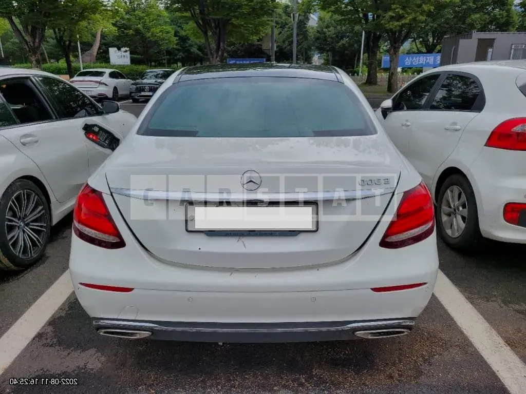 Photo 2 of 9: 2017 Mercedes-Benz E 300, VIN WDDZF4JB3HA068138 — Korean insurance auction