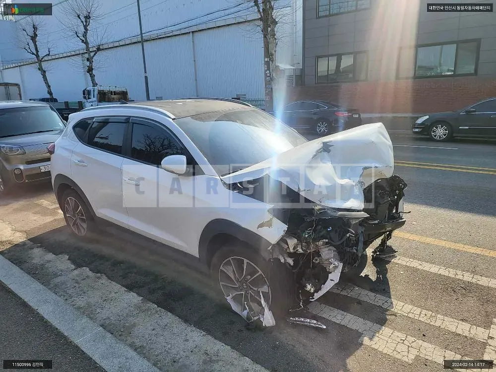 Photo 2 of 14: 2017 Hyundai Tucson, VIN KMHJ5815GJU601485 — Korean insurance auction
