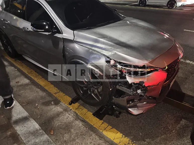 Photo 2 of 8: 2017 Infiniti Q30, VIN SJKCH53E2HA049472 — Korean insurance auction