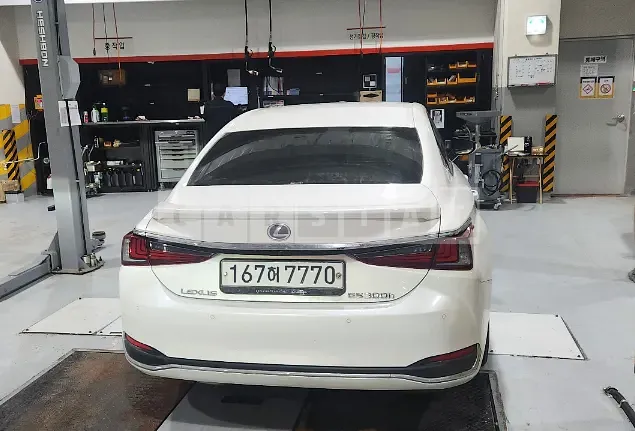 Photo 2 of 5: 2021 Lexus ES300h, VIN JTHBA1C11M2000548 — Korean insurance auction
