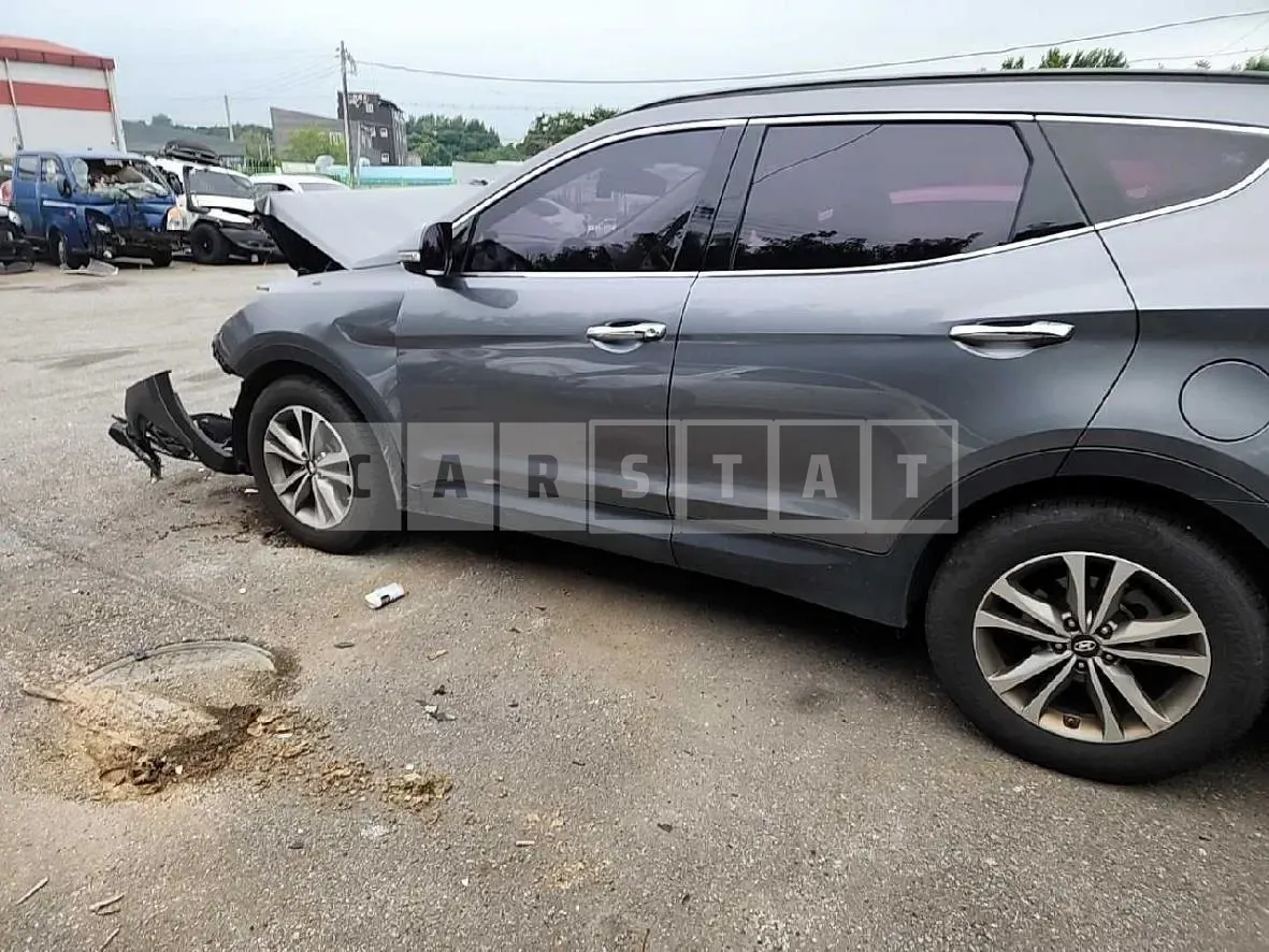Photo 2 of 13: 2015 Hyundai Santa Fe DM, VIN KMHSW81UBFU480423 — Korean insurance auction