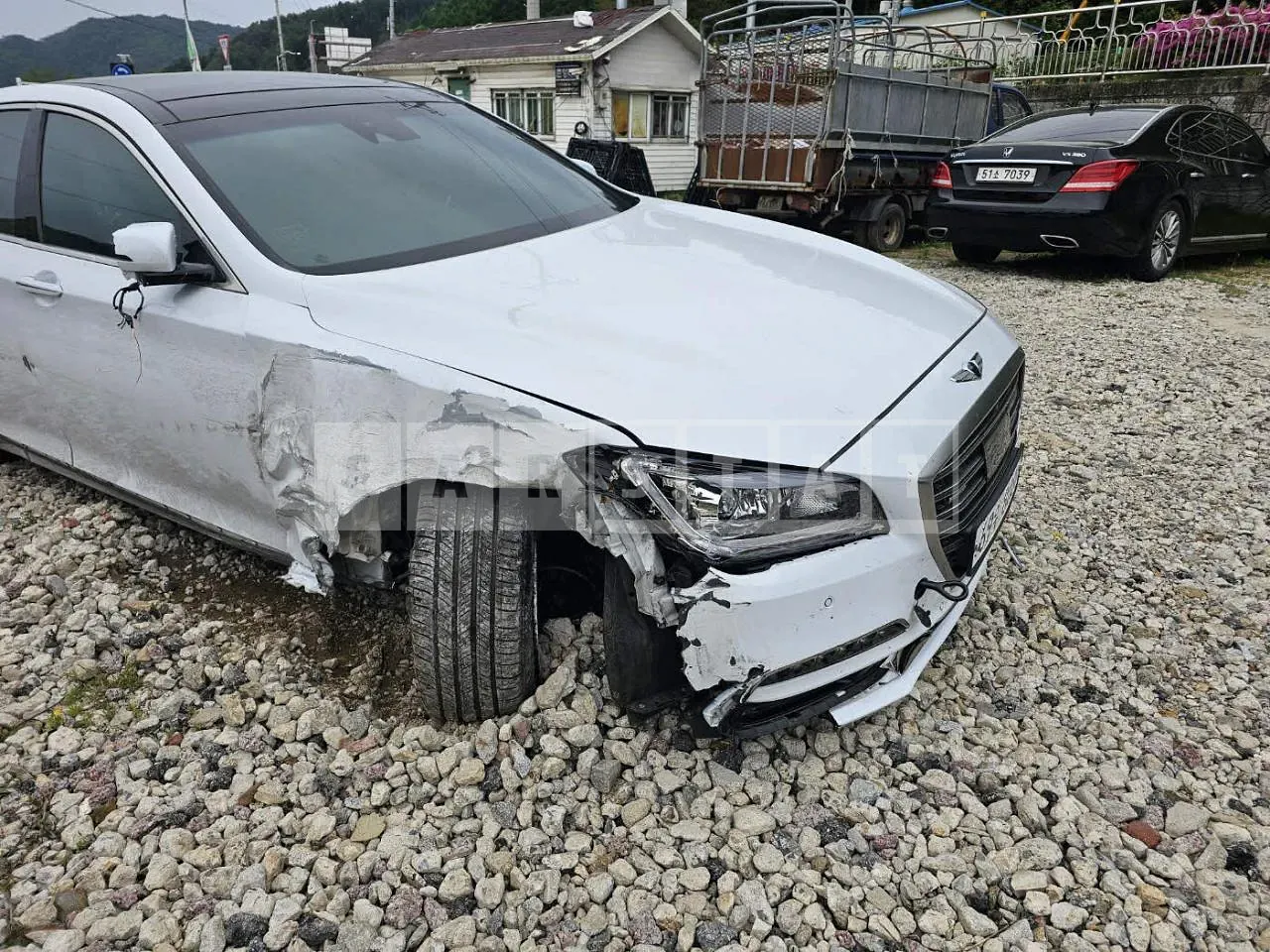 Photo 2 of 20: 2017 Hyundai Genesis /G80, VIN KMHGM41DDHU225183 — Korean insurance auction