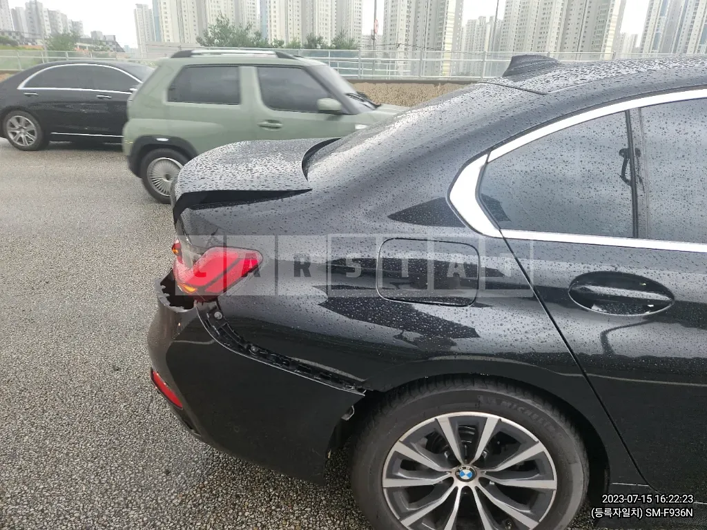Photo 2 of 14: 2022 BMW 320i, VIN WBA5X5106NFM56115 — Korean insurance auction