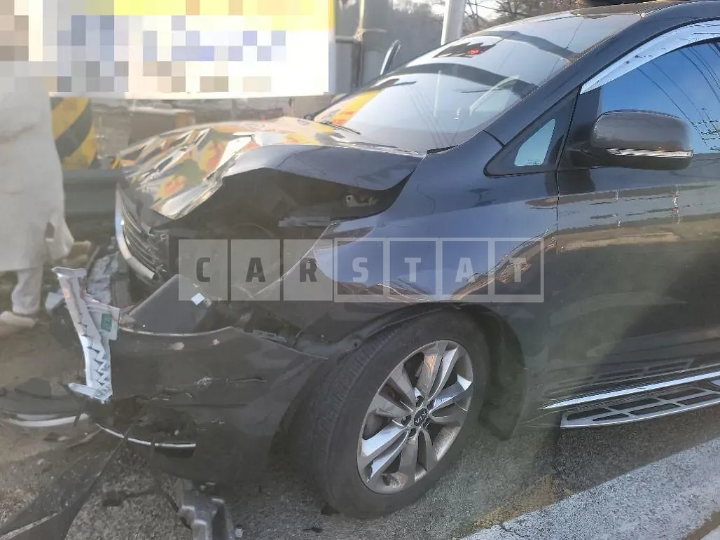 Photo 2 of 4: 2015 Kia Carnivals — Korean insurance auction