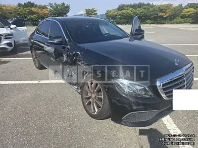 Photo 1 of 22: 2017 Mercedes-Benz E 300 4Matic, VIN WDDZF4KB5HA192300 — Korean insurance auction