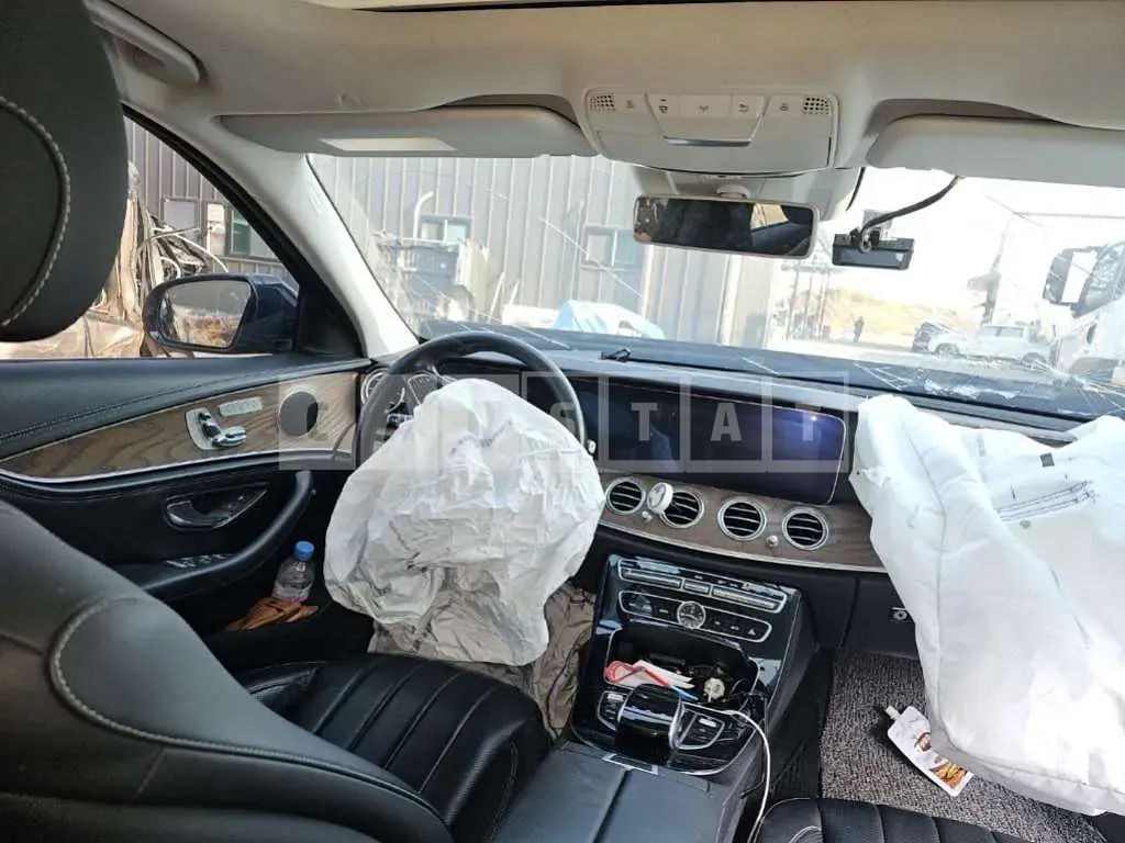 Photo 2 of 11: 2017 Mercedes-Benz E 300 4Matic, VIN WDDZF4KB8HA144810 — Korean insurance auction