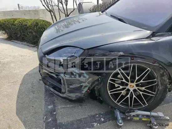 Photo 2 of 38: 2024 Porsche Cayenne — Korean insurance auction