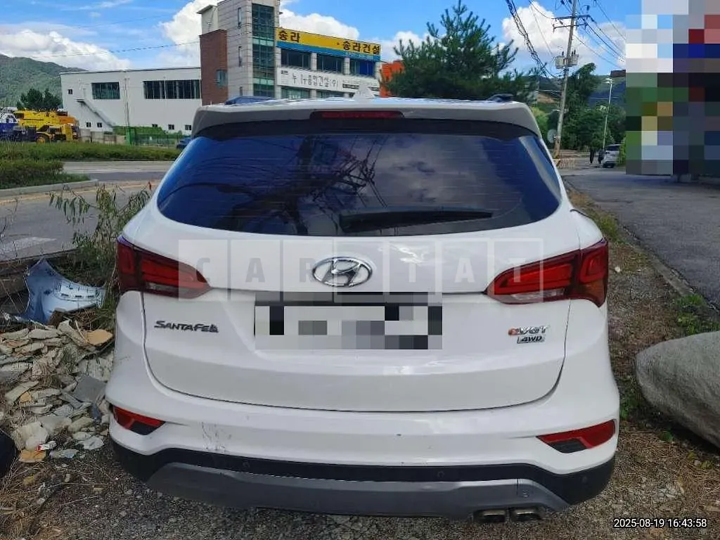 Photo 2 of 17: 2015 Hyundai Santa Fe DM — Korean insurance auction
