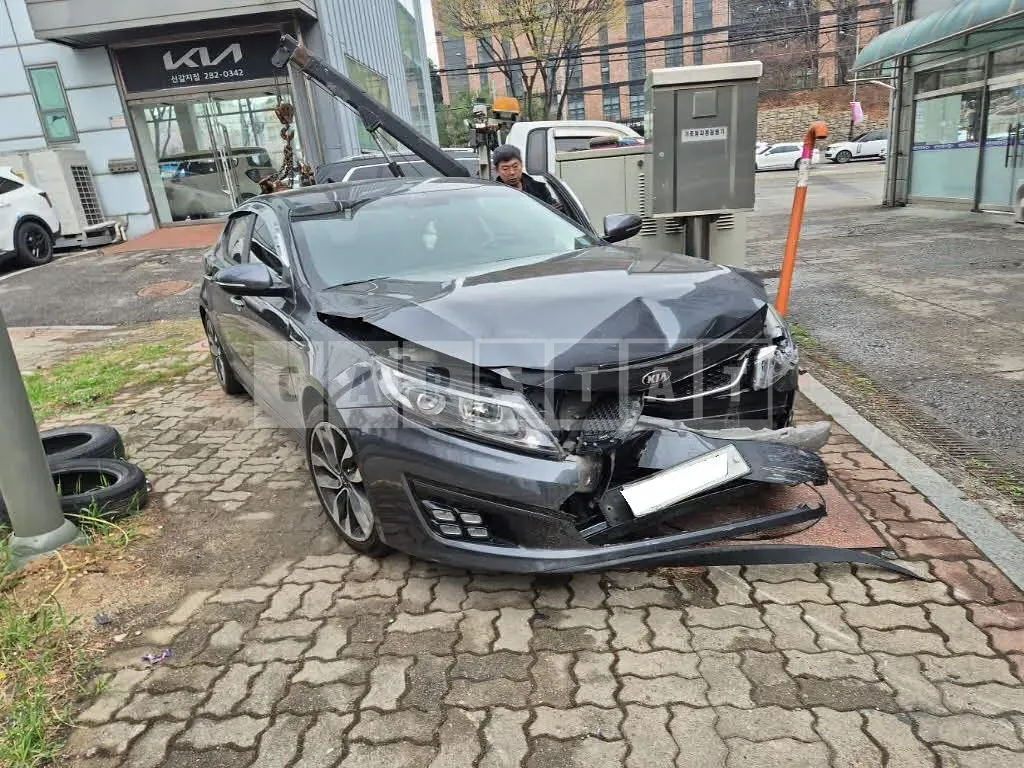 Photo 2 of 26: 2015 Kia K5, VIN KNAGM419BFA620596 — Korean insurance auction