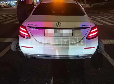 Photo 1 of 33: 2019 Mercedes-Benz E220d 4Matic, VIN WDDZF0FBXKA520854 — Korean insurance auction
