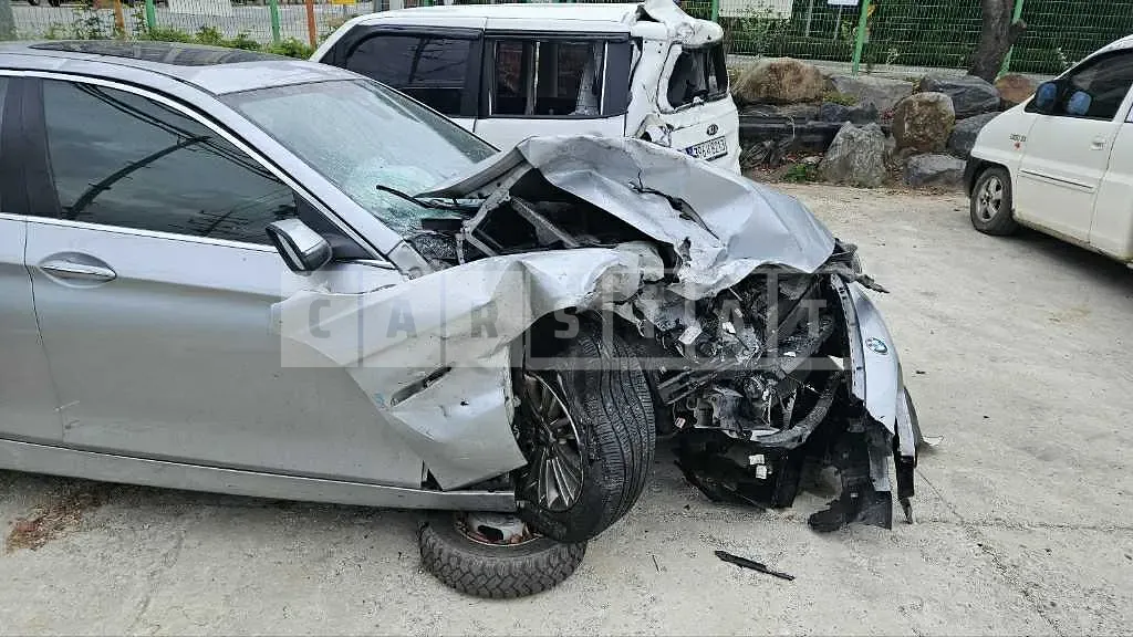 Photo 2 of 7: 2015 BMW 520d xDrive, VIN WBA5E7107FGK09778 — Korean insurance auction